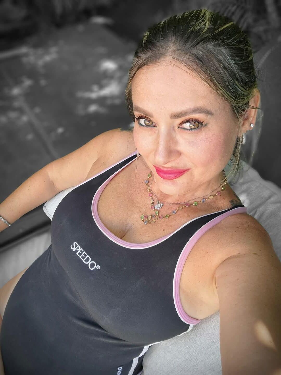 Yo Milf aus Israel Liora zeigt ihre Bikini -Sammlung