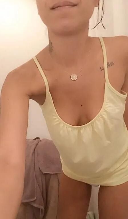 Emilie Kleine Französin MIT Harten Nippeln