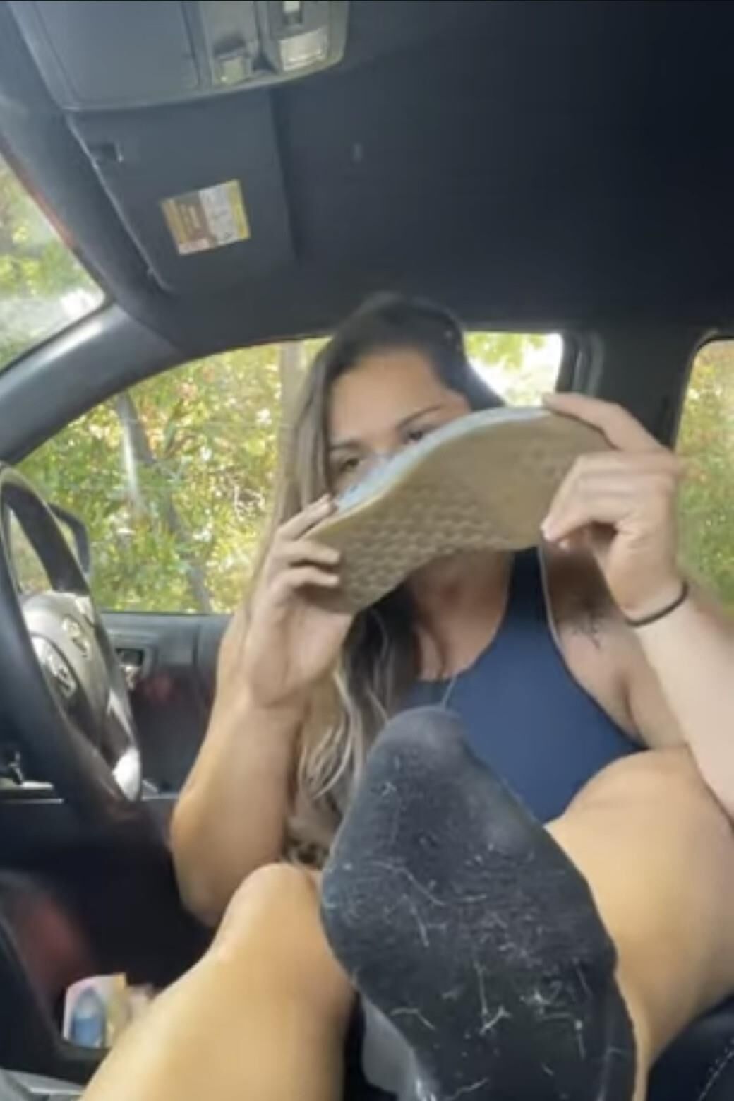 Treinador loiro de fitness bimbo "a prostituta cheirando o pé".