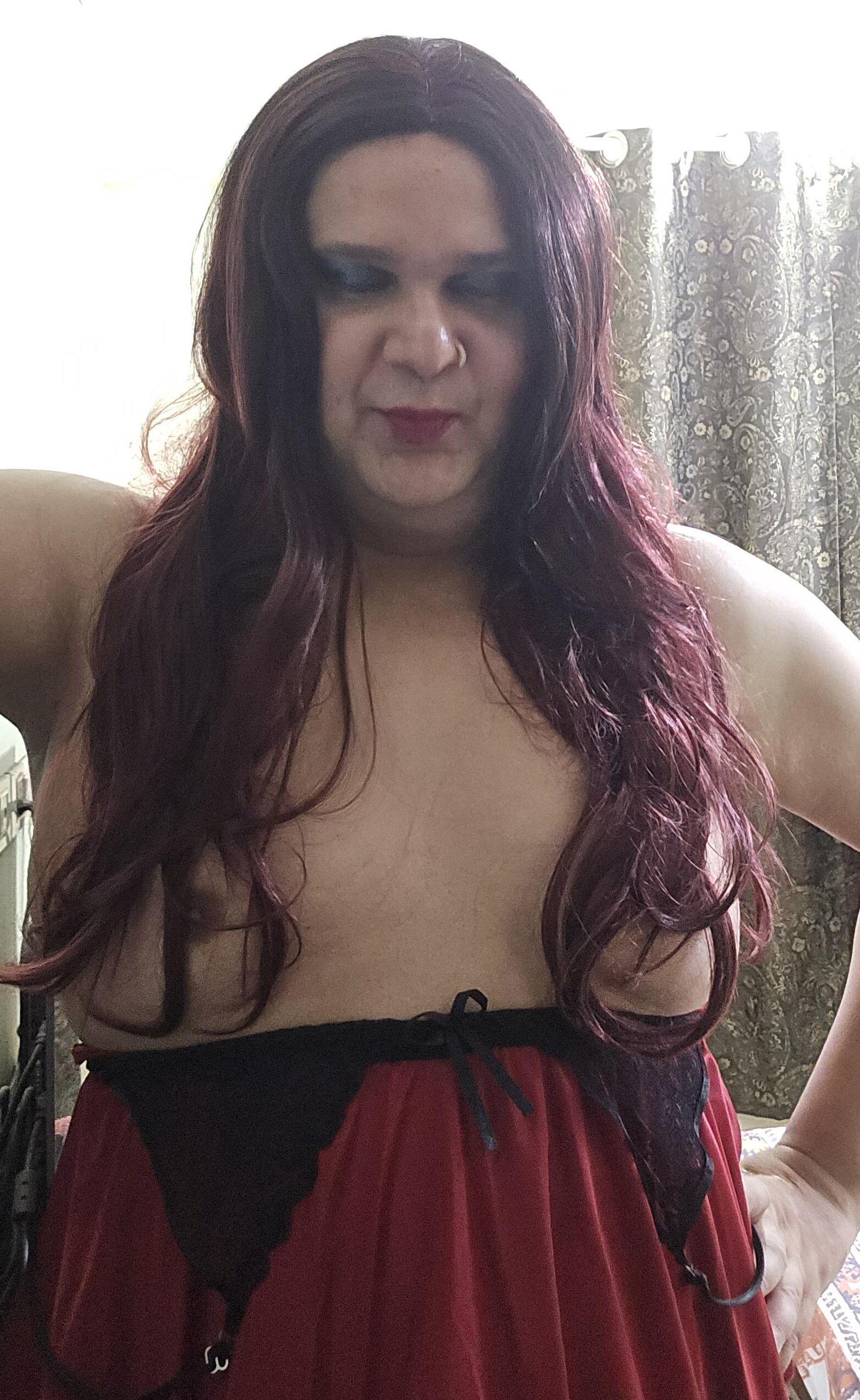 Shemale Monica M im roten Dessous -Set