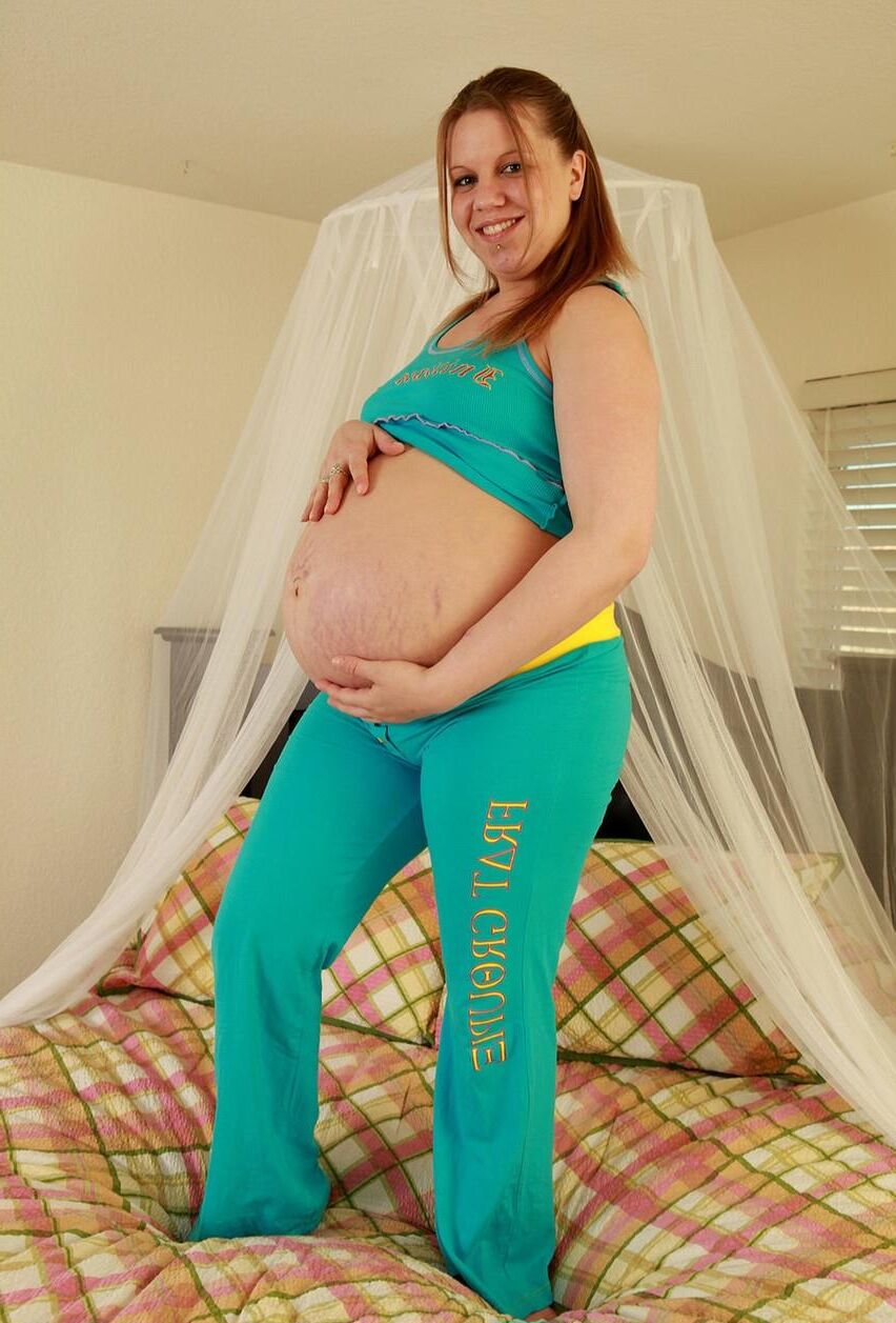 Adolescente loira grossa peluda grávida com peitos minúsculos Anastasia