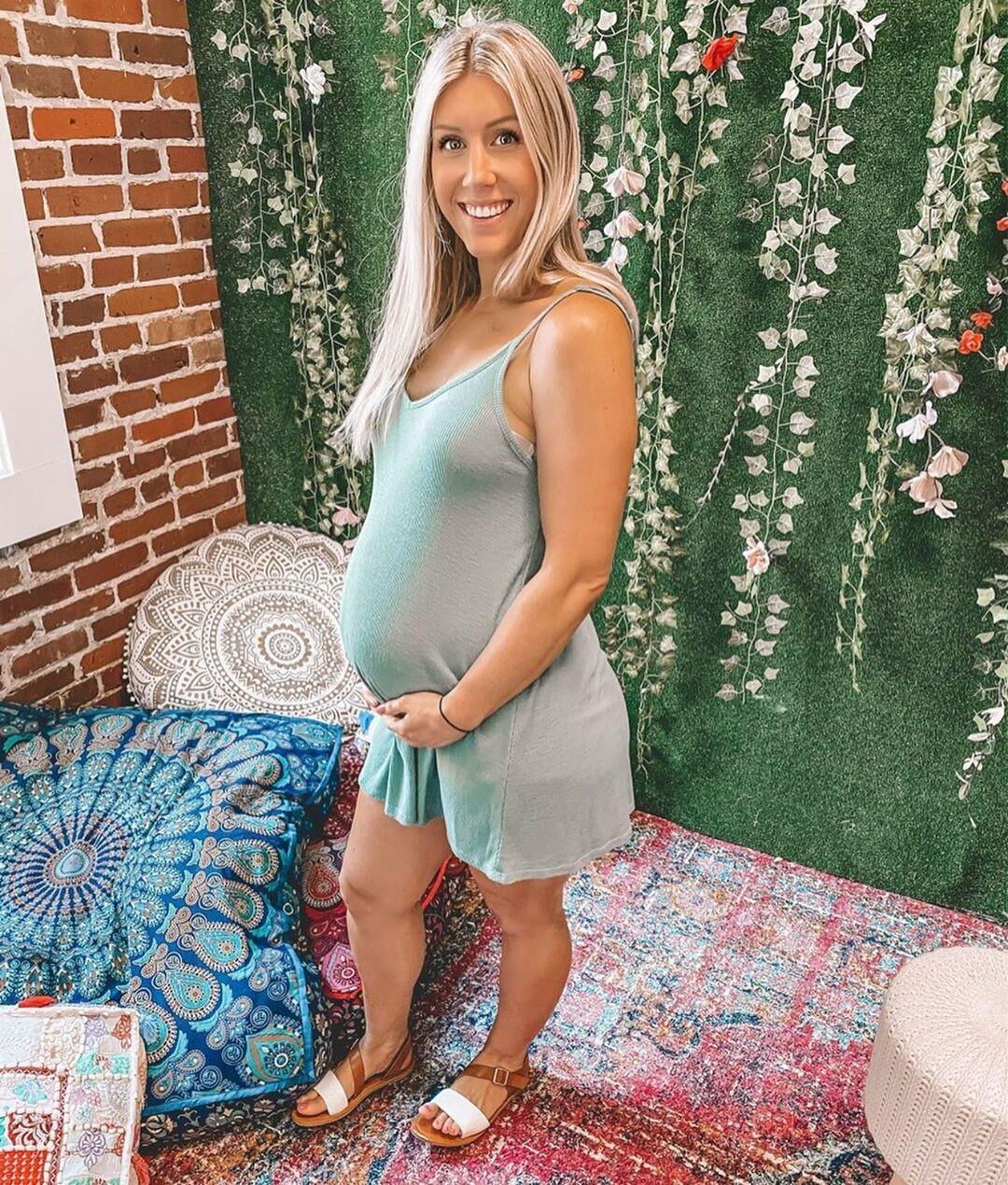 Loira grávida impressionante