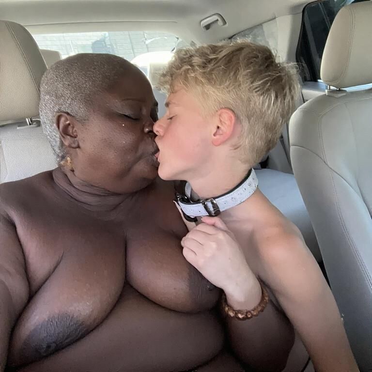 Jovens homens brancos se beijando com avós muito maduros