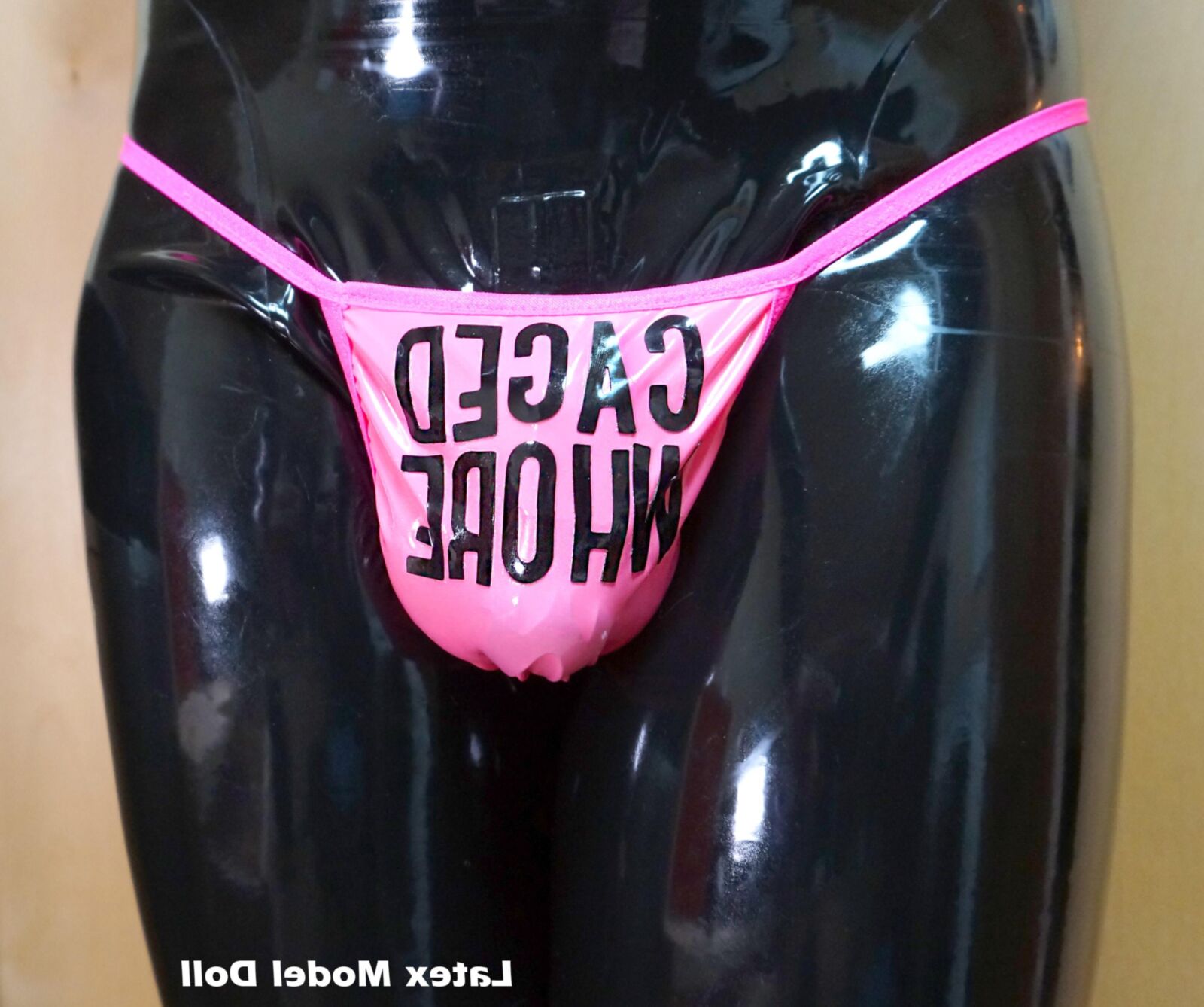 Sissy está em látex
