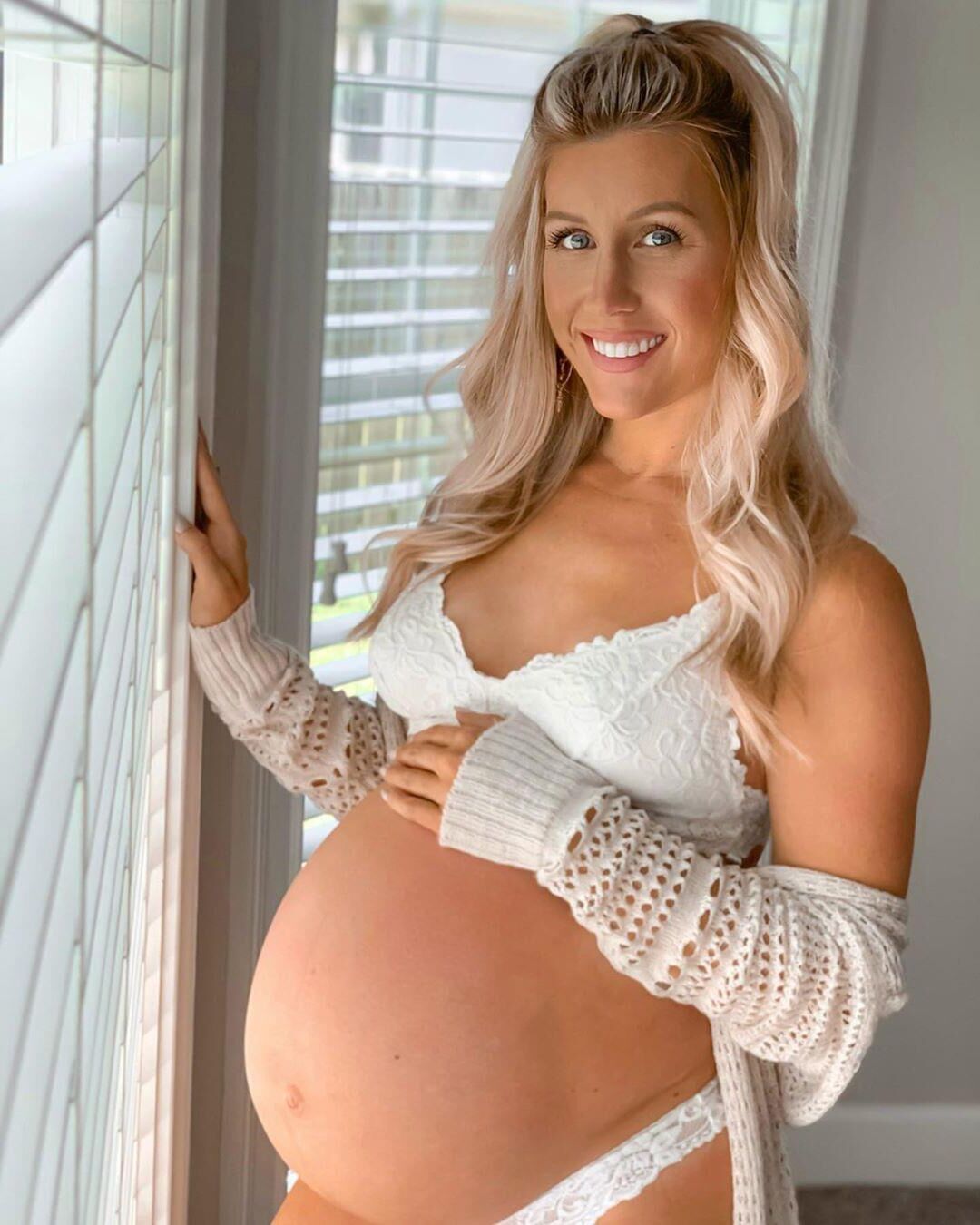 Loira grávida impressionante