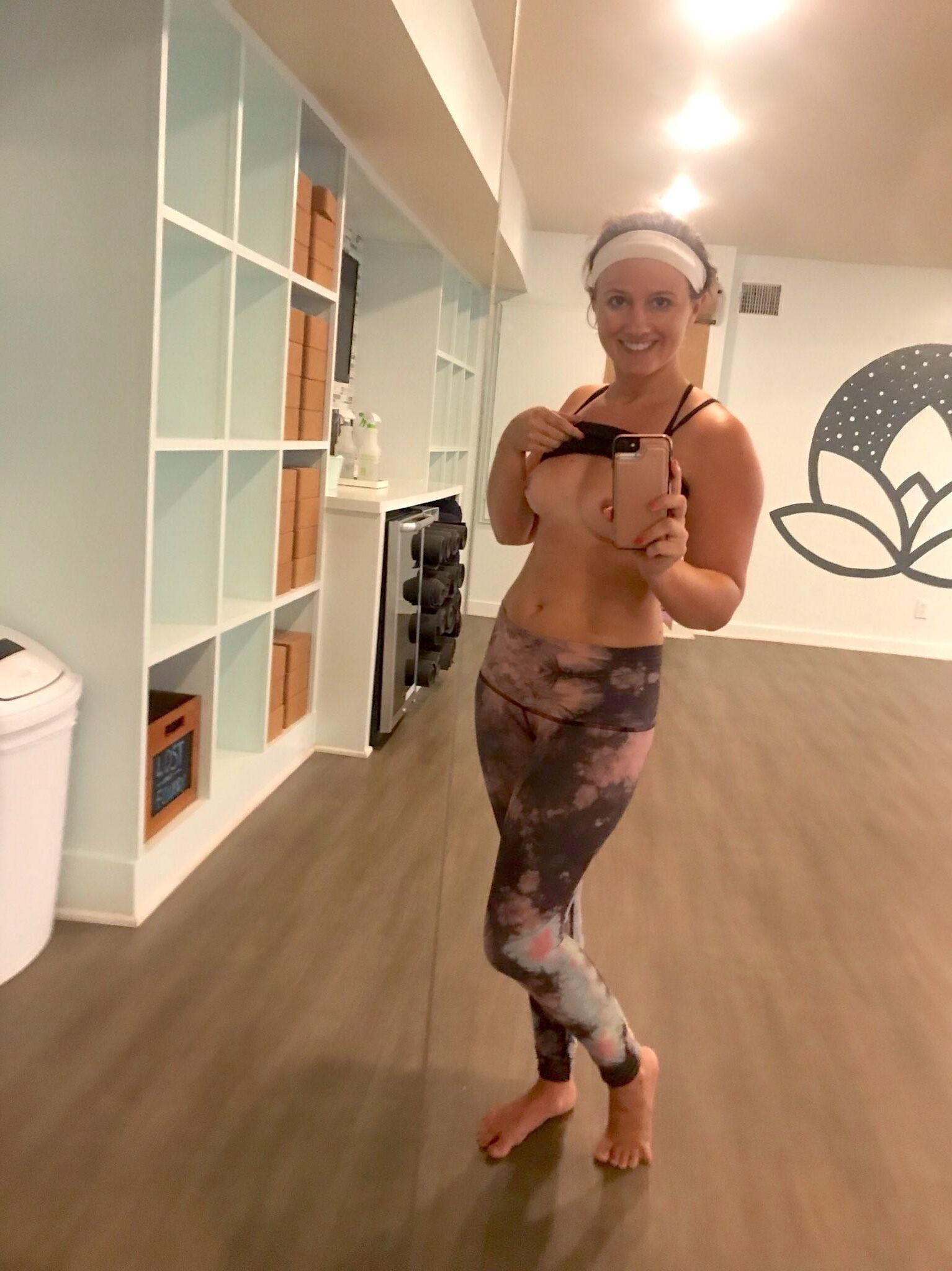 ¡Haz un entrenamiento con chicas en pantalones de yoga! 