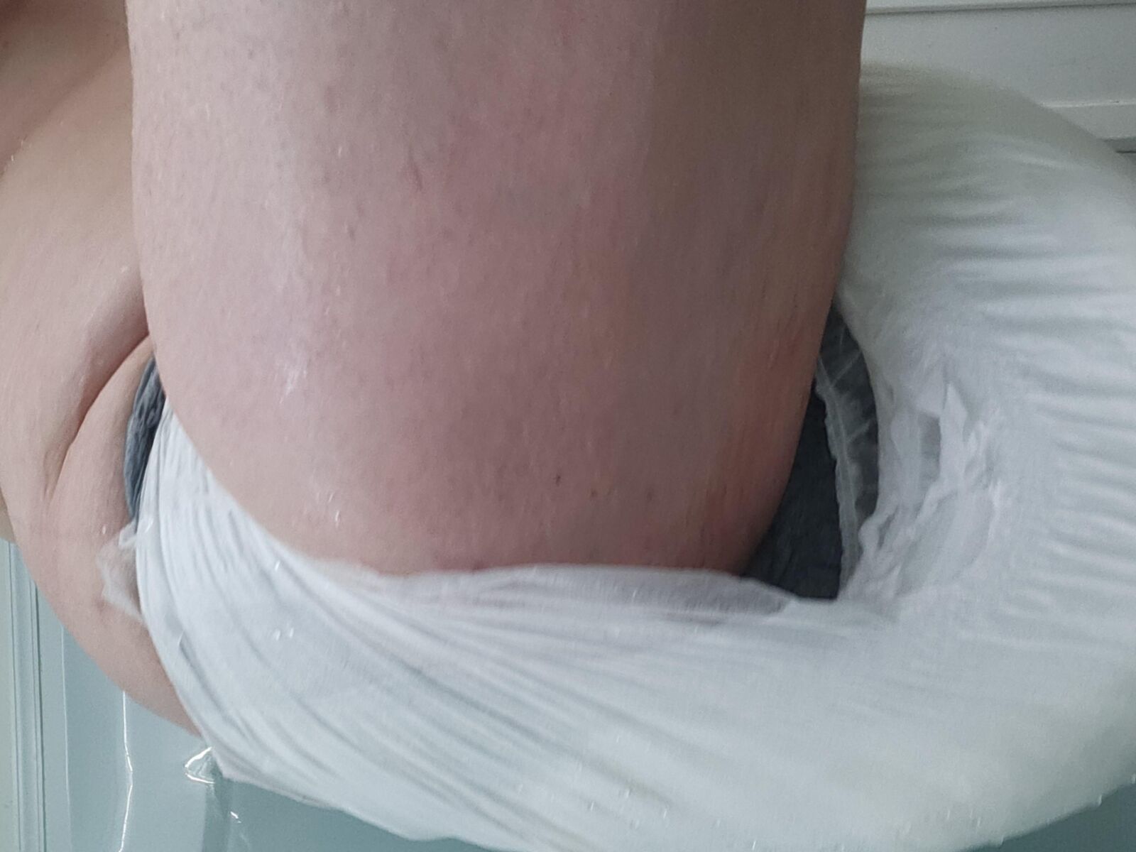 Verlierer mit einer hypergefüllten Windel