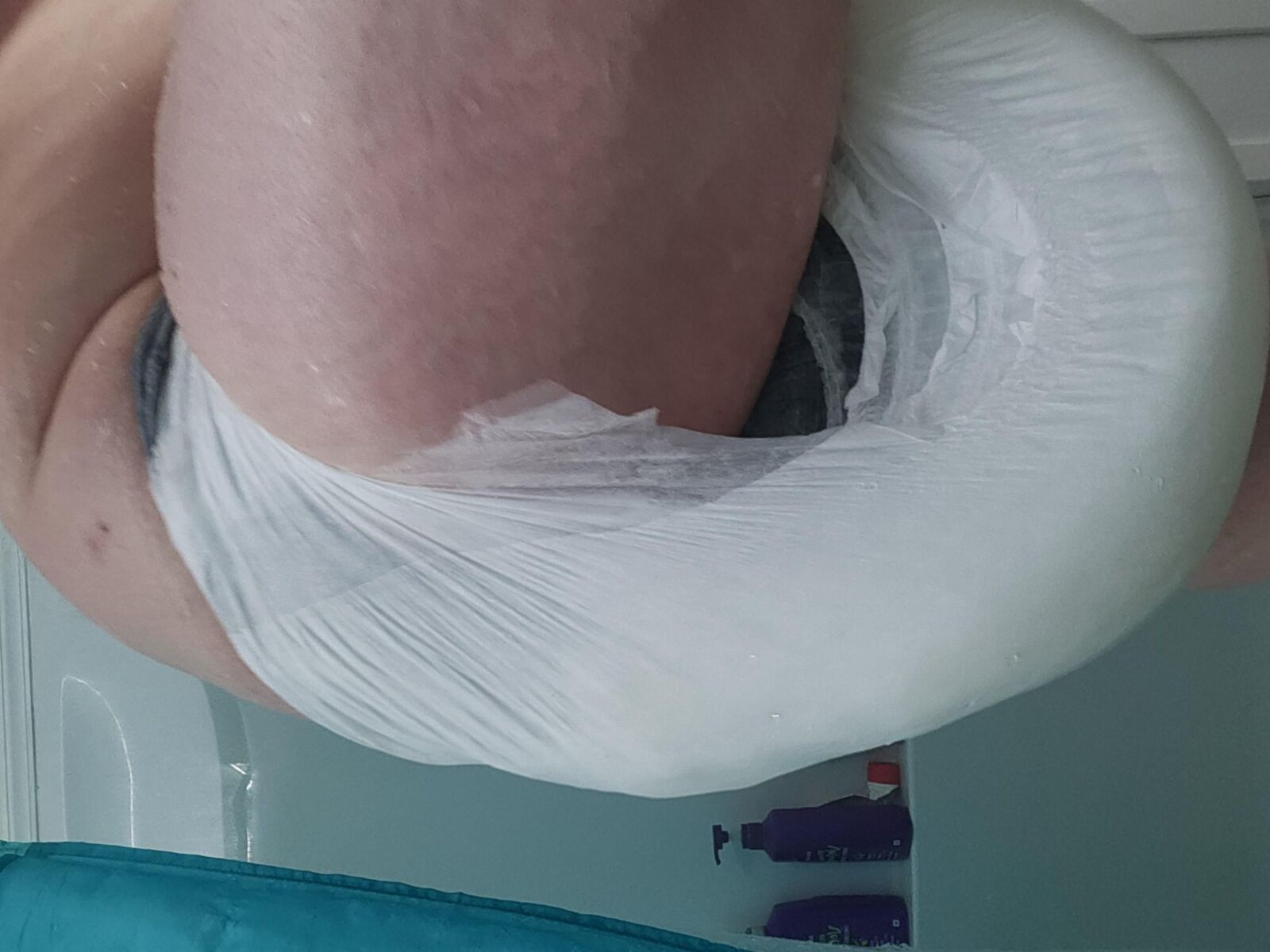 Verlierer mit einer hypergefüllten Windel