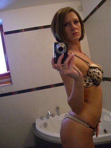 Dünne Milf liebt es, ihren Arsch zu zeigen
