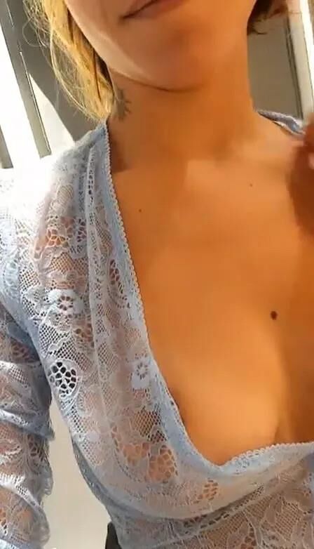 Emilie Kleine Französin MIT Harten Nippeln