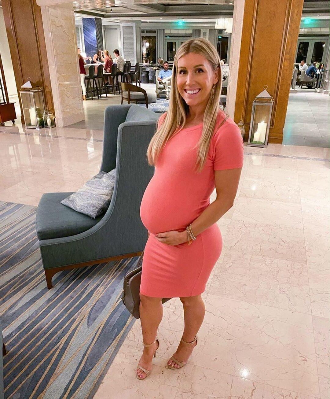 Loira grávida impressionante