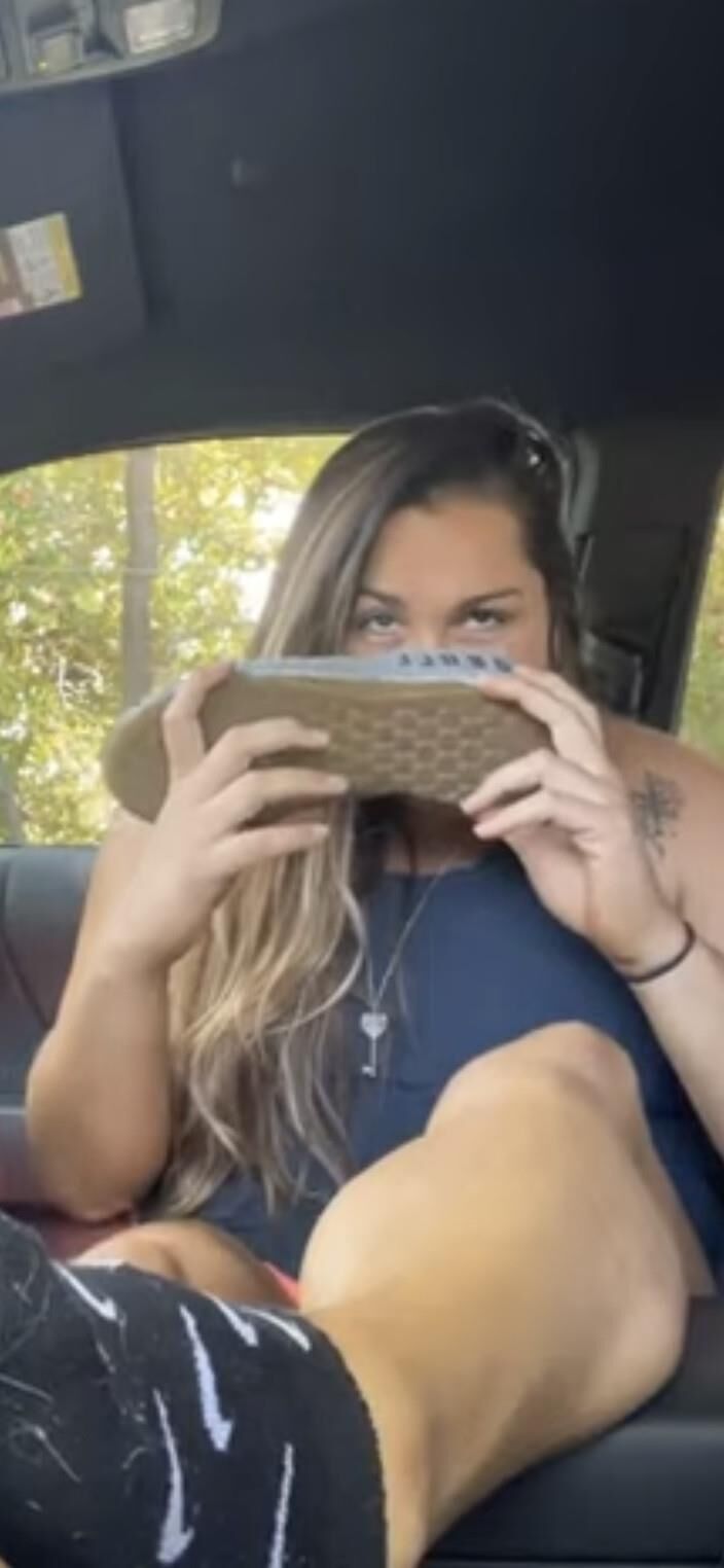 Treinador loiro de fitness bimbo "a prostituta cheirando o pé".