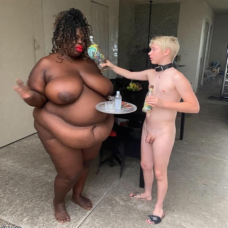 Jovens homens brancos se beijando com avós muito maduros