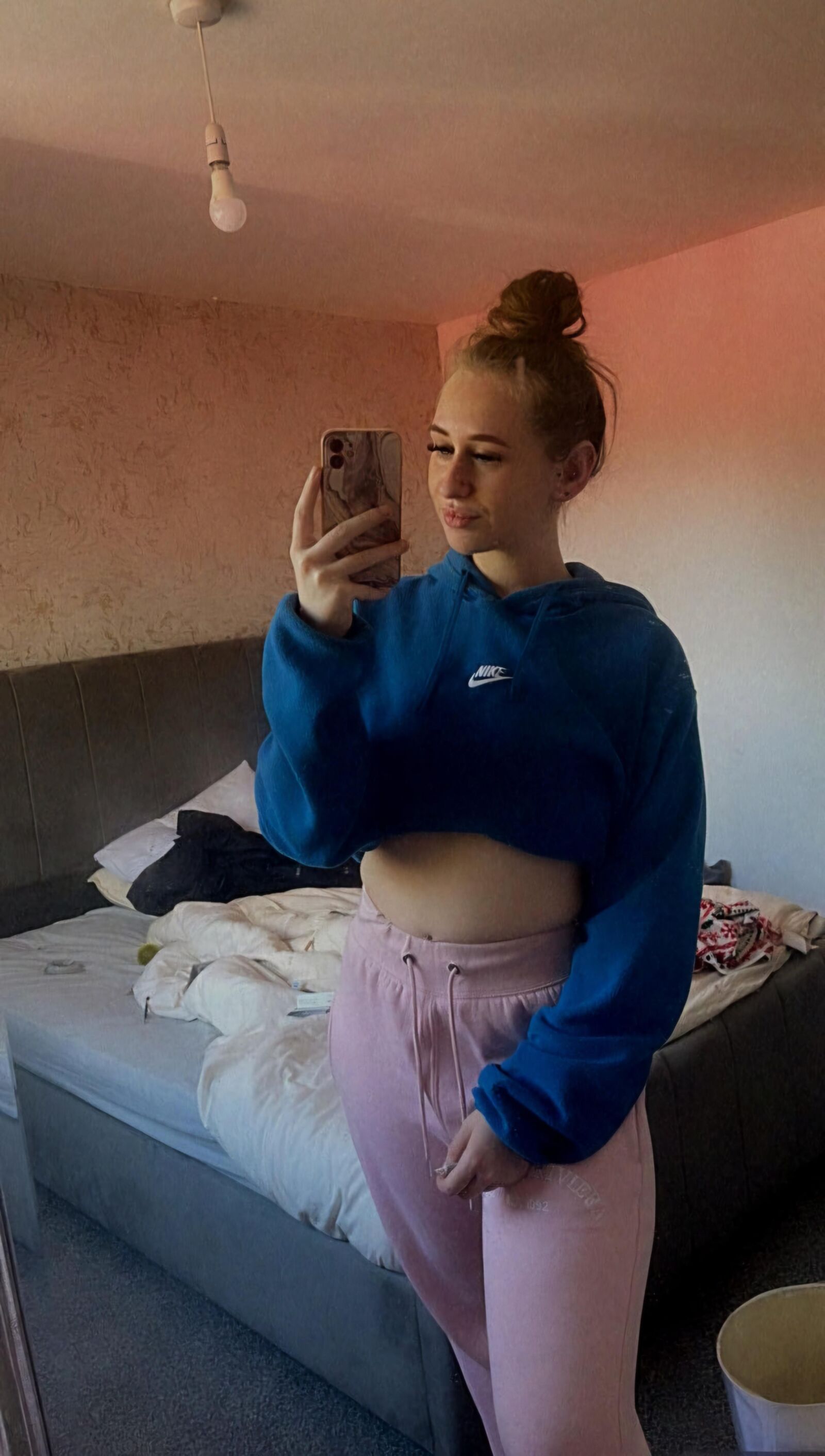 Escória magra de chav, mãe adolescente, peitos pequenos, bunda gorda