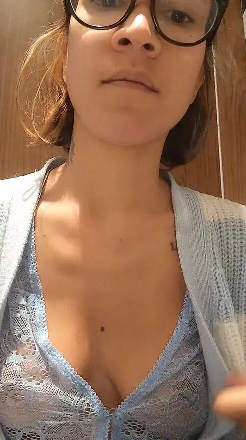 Emilie Kleine Französin MIT Harten Nippeln