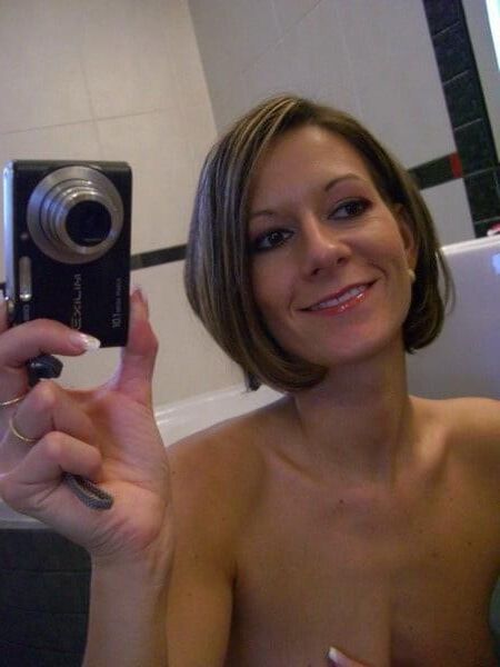 Dünne Milf liebt es, ihren Arsch zu zeigen