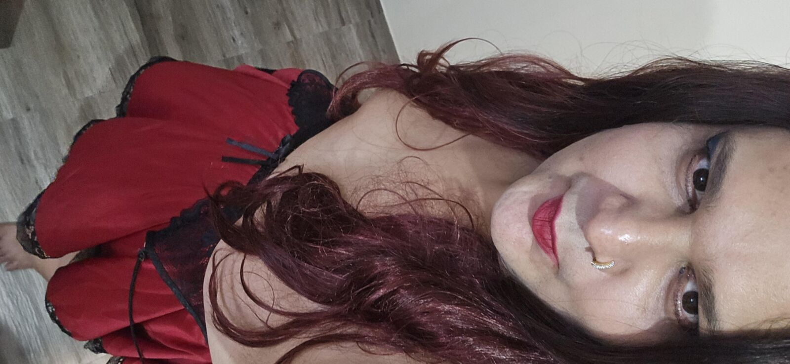 Shemale Monica M im roten Dessous -Set
