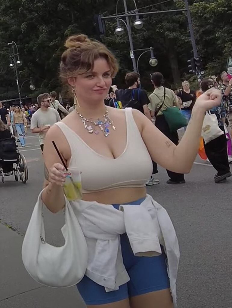 Ее бюстгальтер потерпел неудачу! 