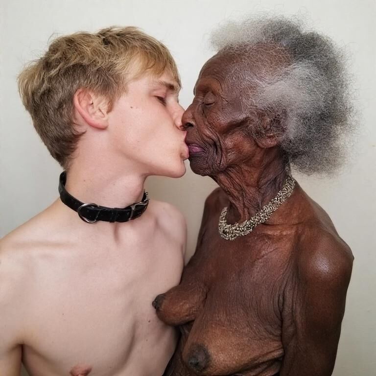 Jovens homens brancos se beijando com avós muito maduros