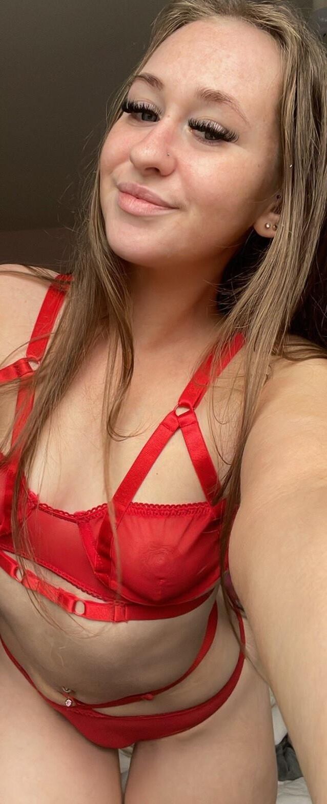 Escória magra de chav, mãe adolescente, peitos pequenos, bunda gorda