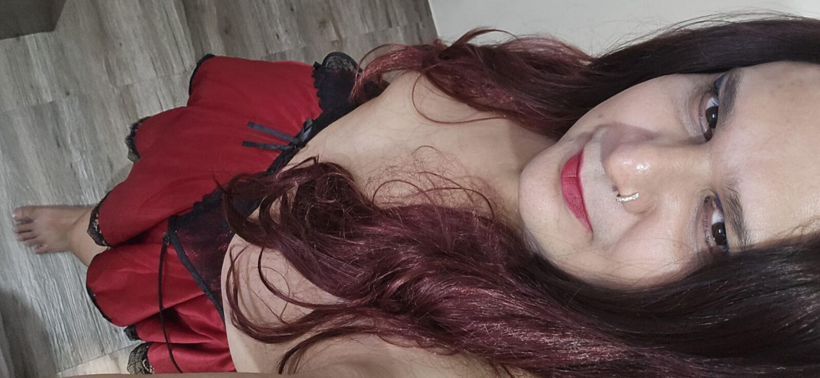 Shemale Monica M im roten Dessous -Set