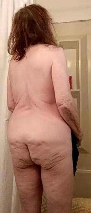 Suzanne Lambornは、すべての人が見るために裸です