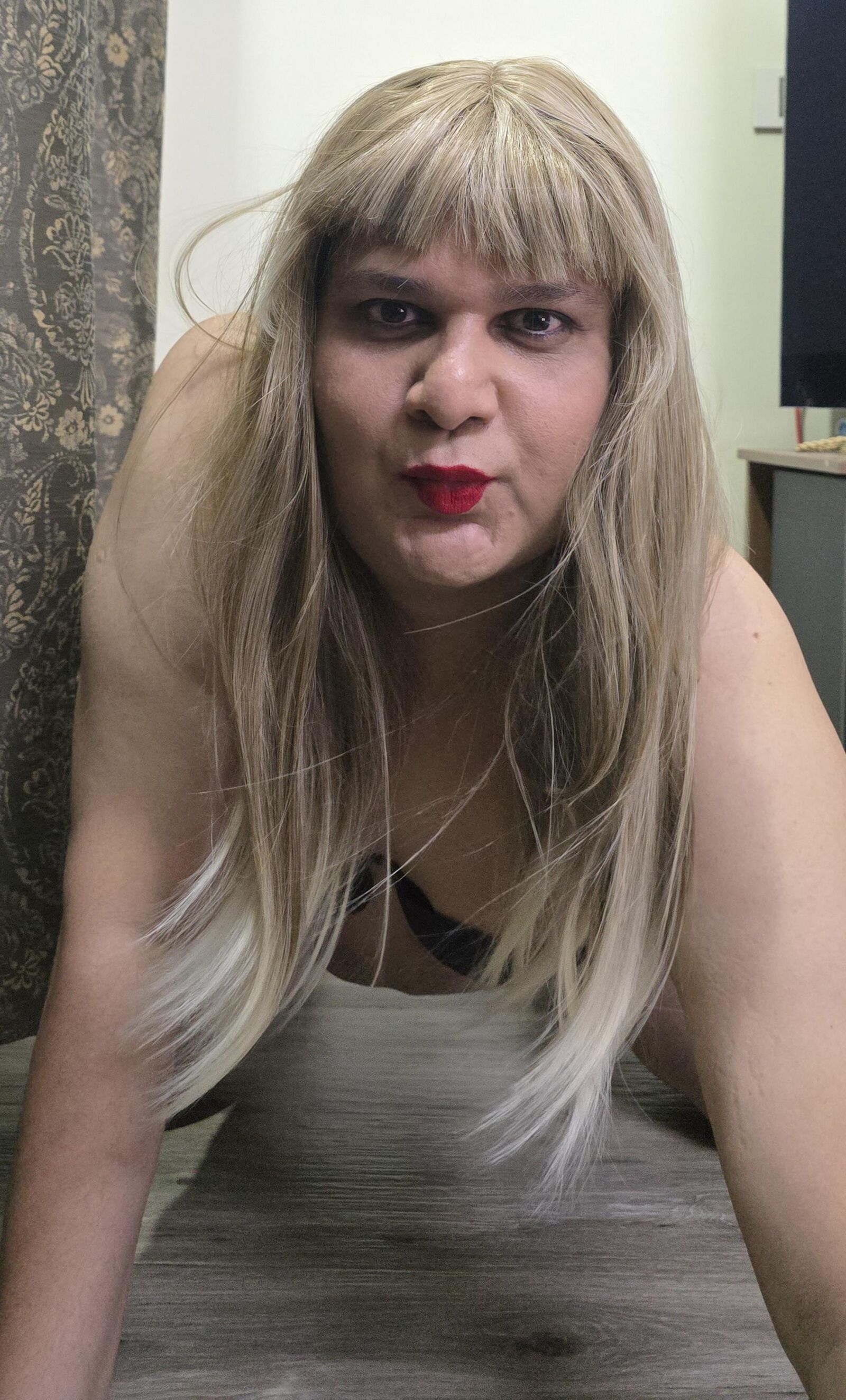 Blonde travesti Monica M Shows Off Set