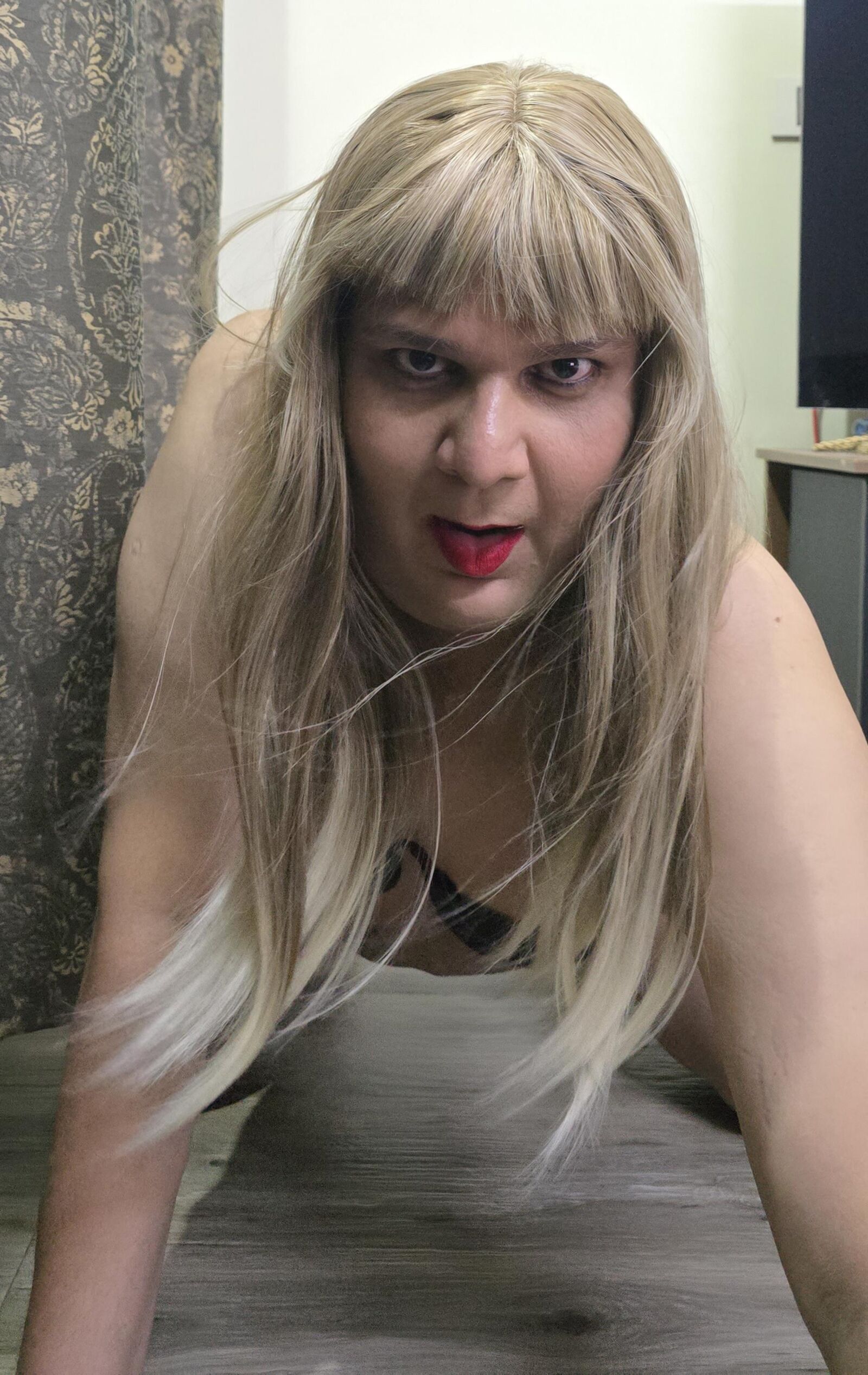 Blonde travesti Monica M Shows Off Set