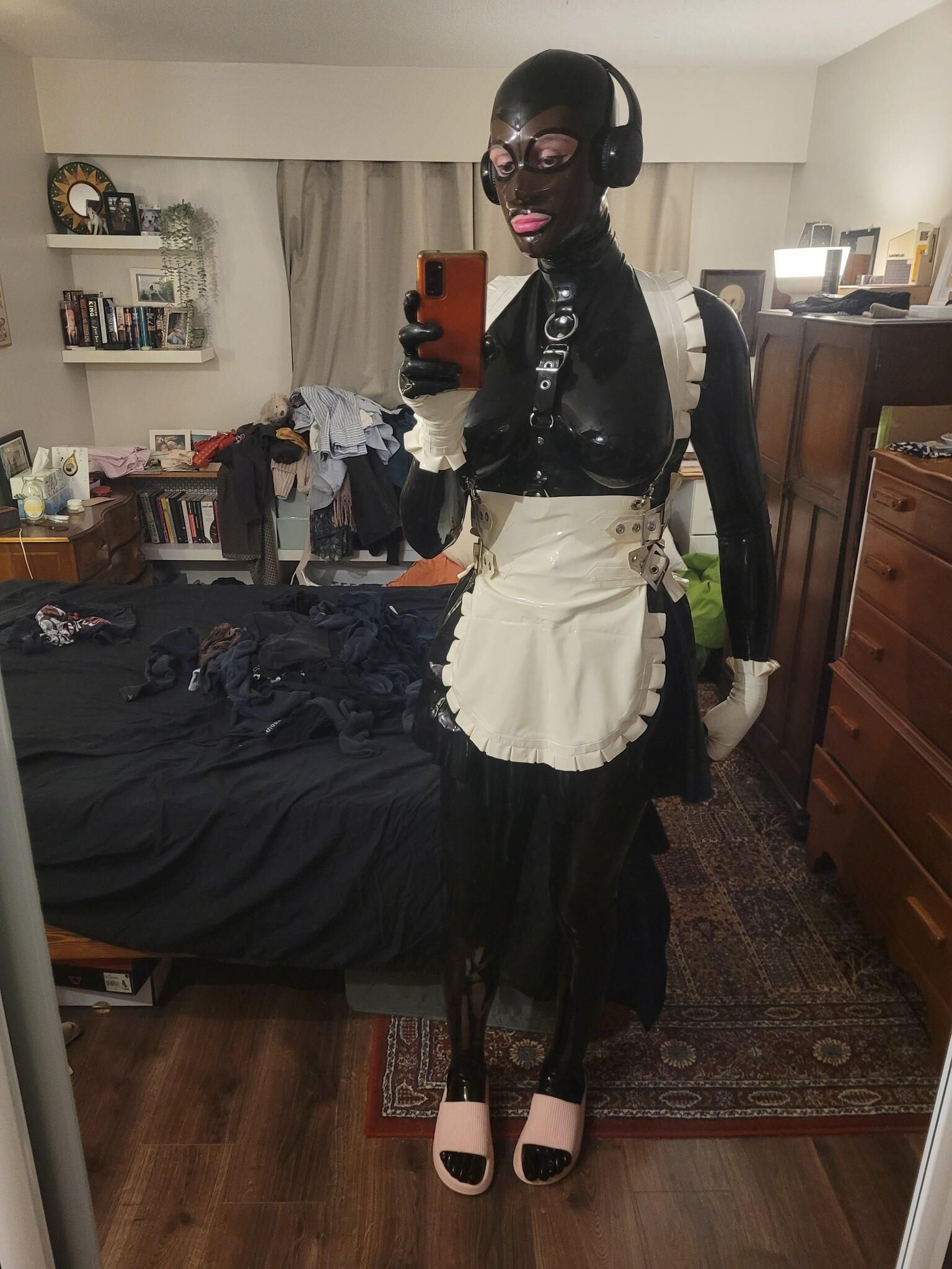 Sissy está em látex