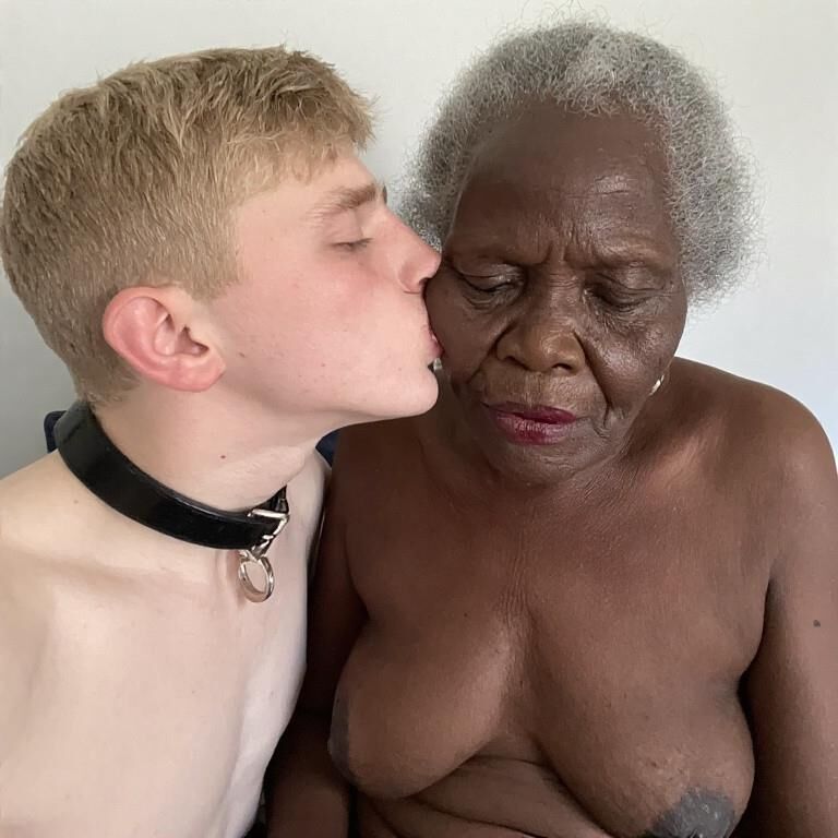 Jovens homens brancos se beijando com avós muito maduros
