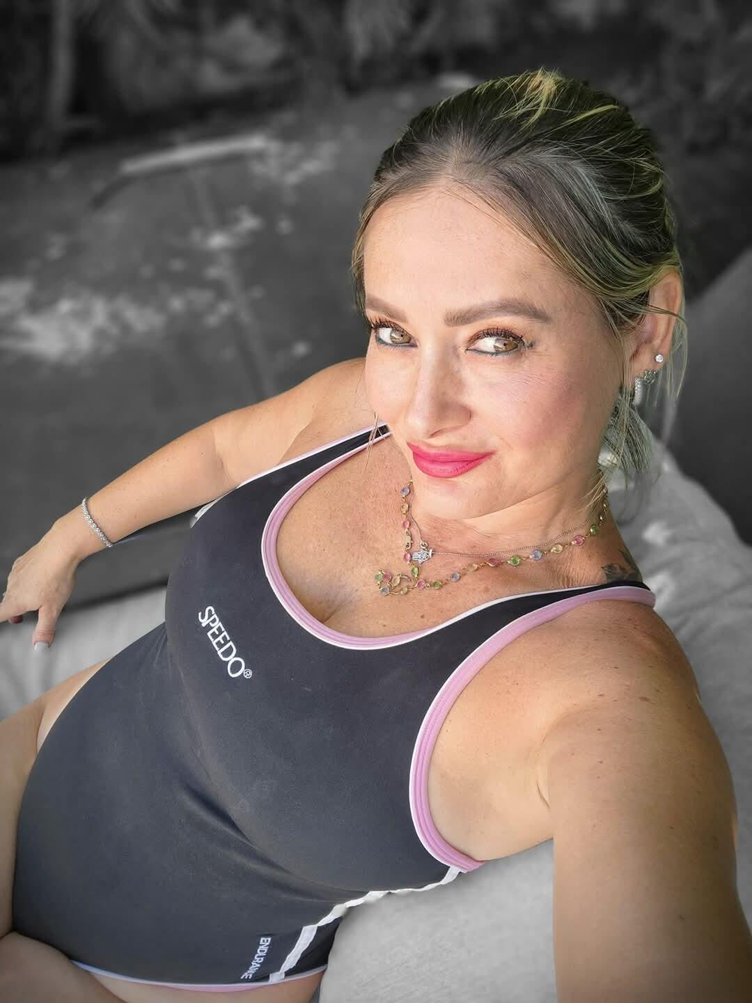 Yo Milf aus Israel Liora zeigt ihre Bikini -Sammlung