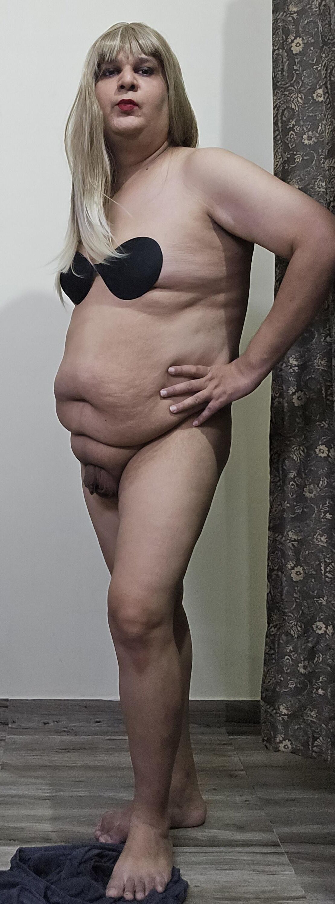 Blonde travesti Monica M Shows Off Set
