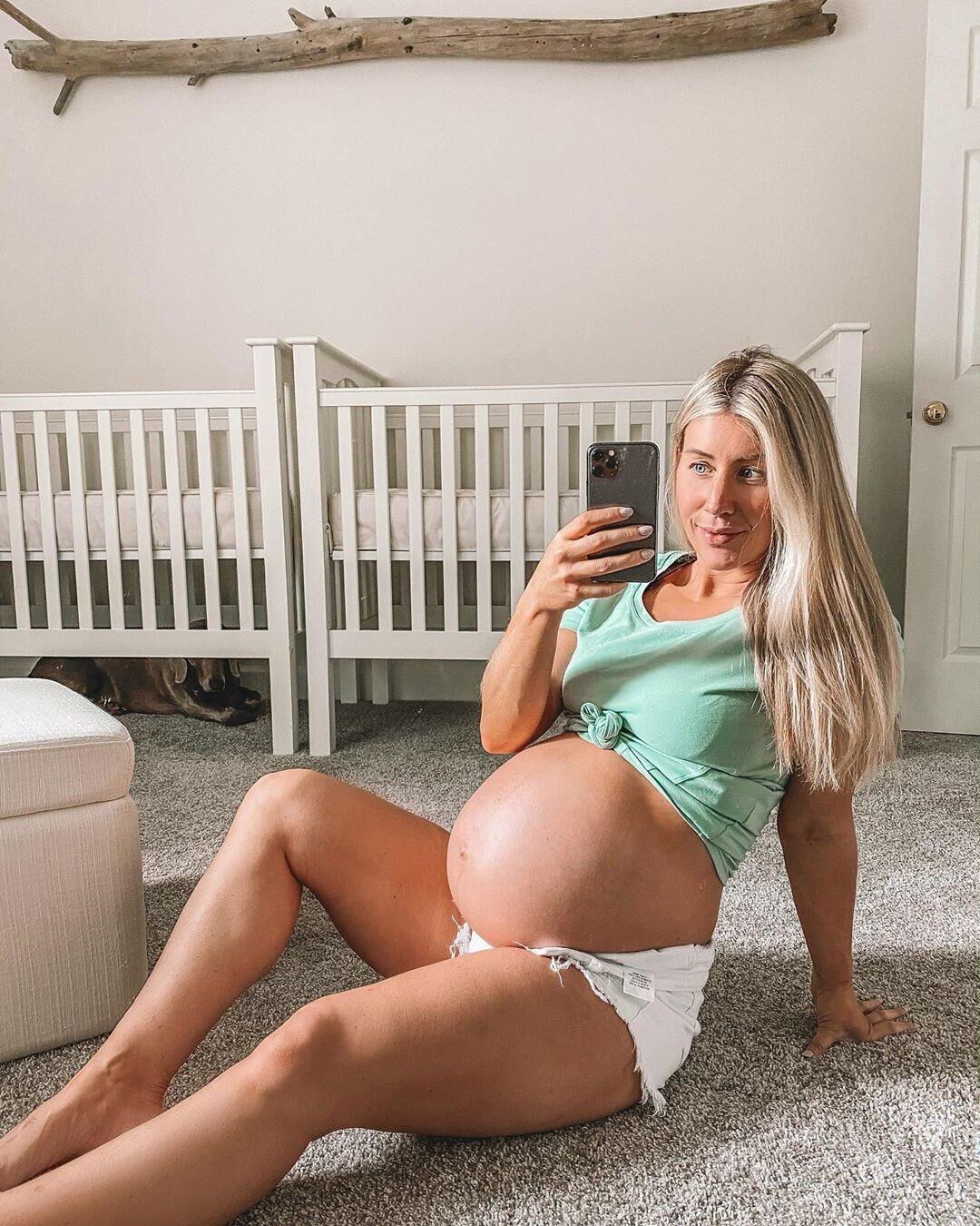 Loira grávida impressionante