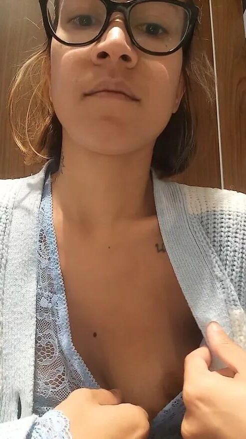 Emilie Kleine Französin MIT Harten Nippeln
