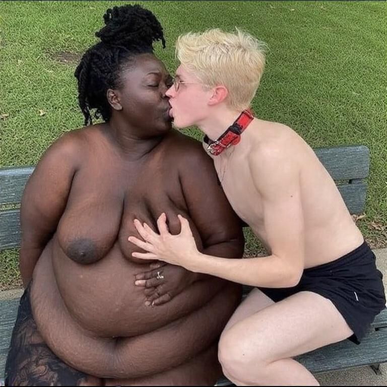 Jovens homens brancos se beijando com avós muito maduros