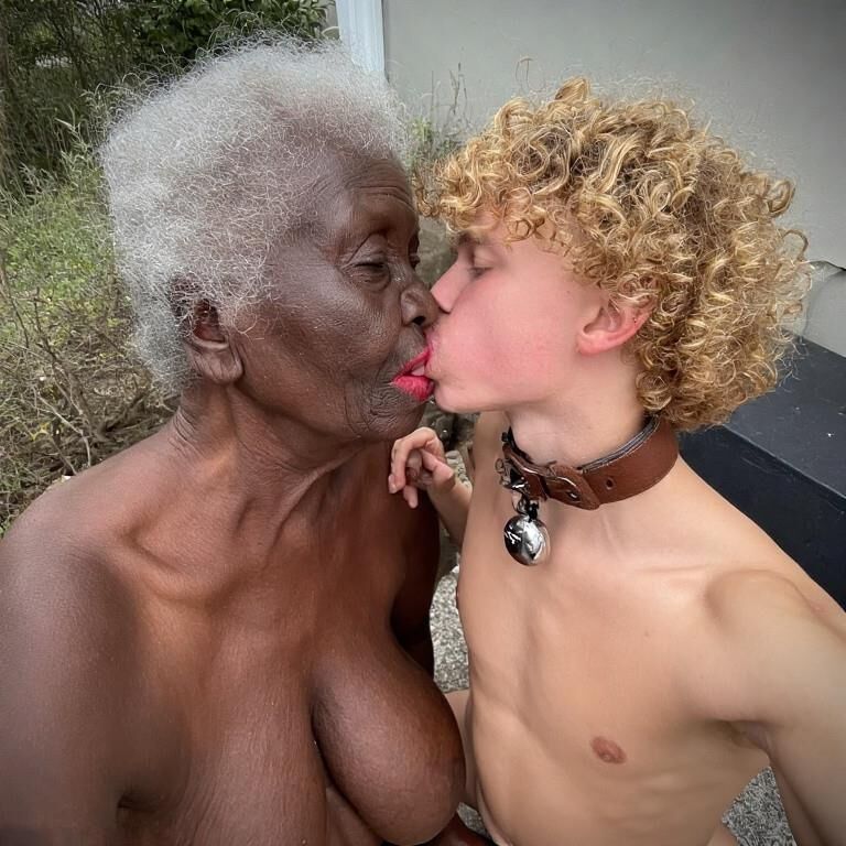 Jovens homens brancos se beijando com avós muito maduros