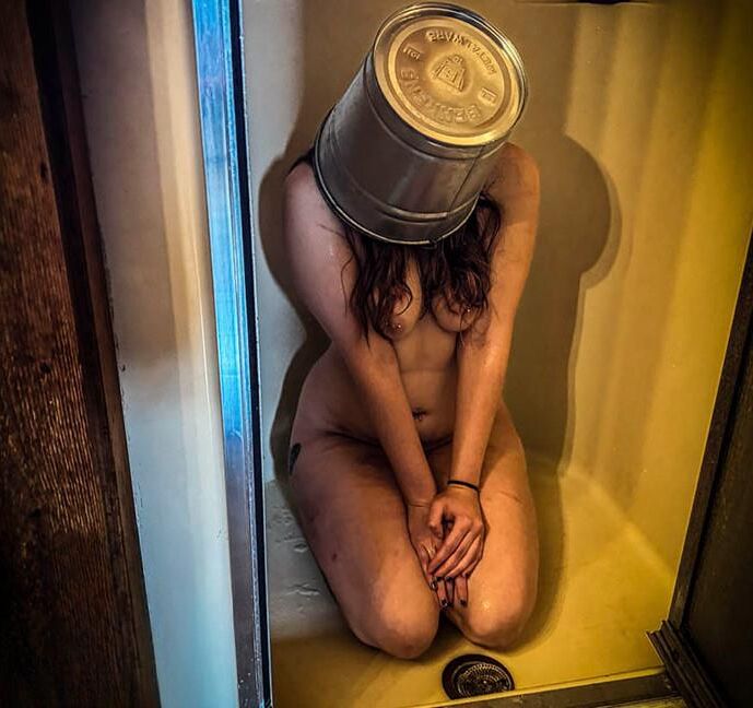 mulheres nuas em perigo
