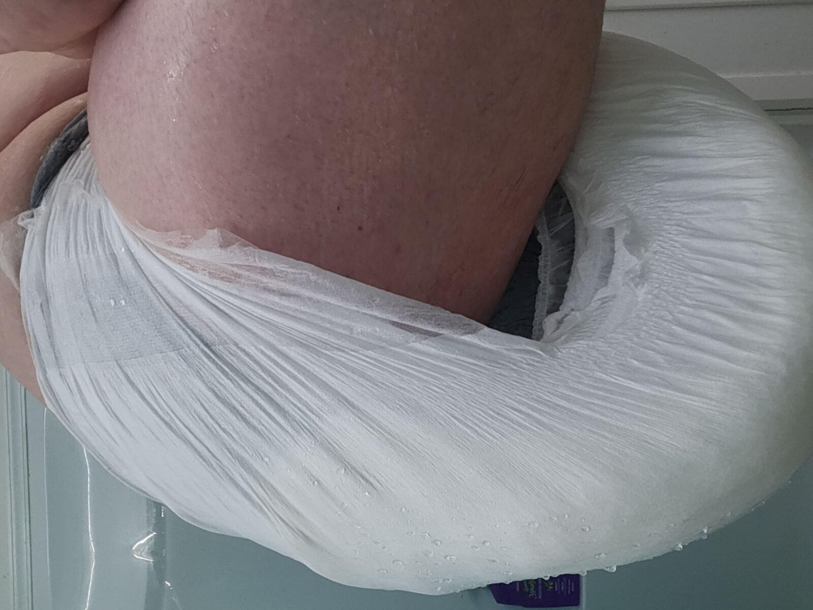 Verlierer mit einer hypergefüllten Windel