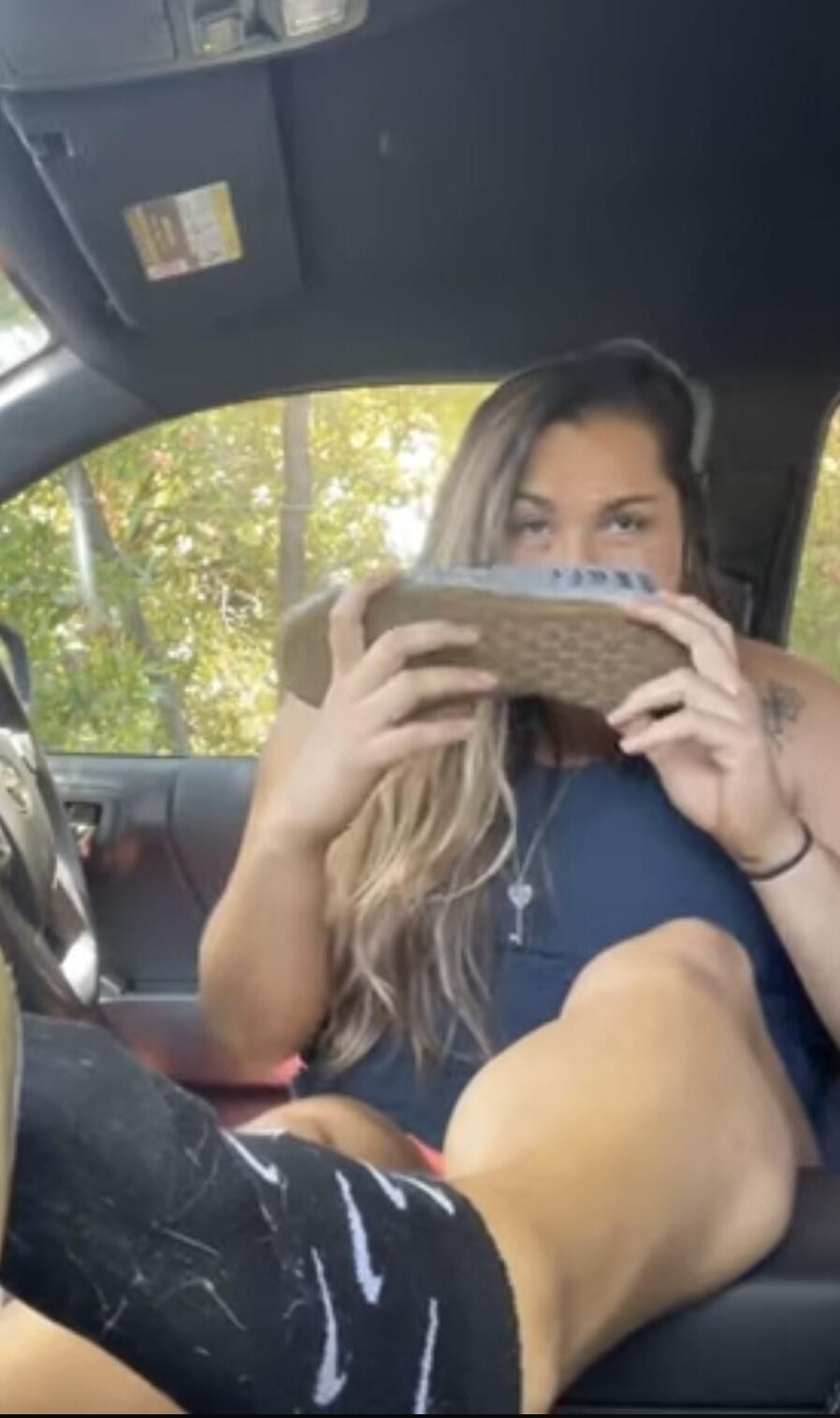 Treinador loiro de fitness bimbo "a prostituta cheirando o pé".
