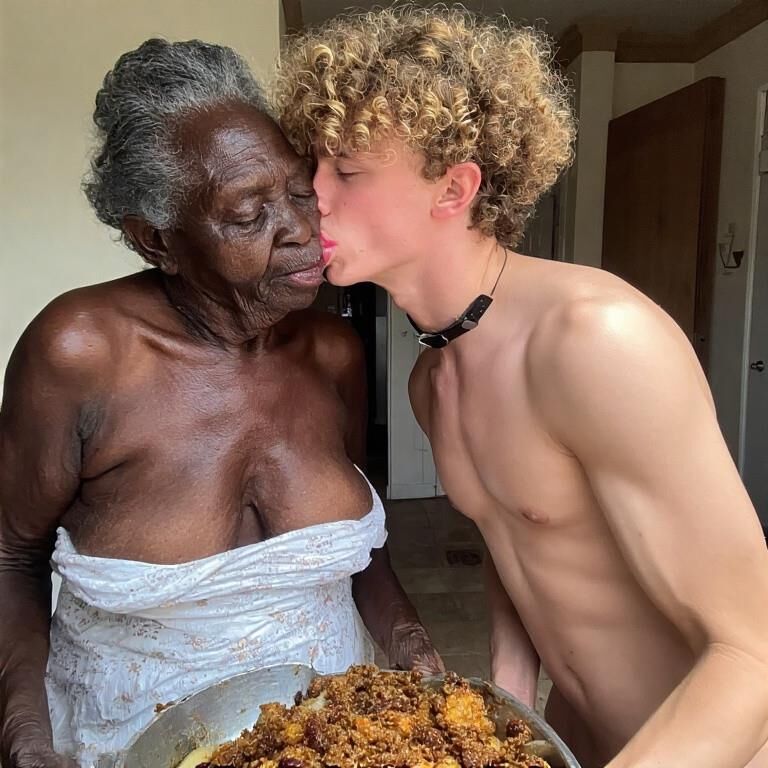 Jovens homens brancos se beijando com avós muito maduros