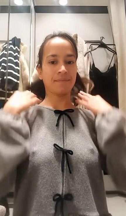 Emilie Kleine Französin MIT Harten Nippeln