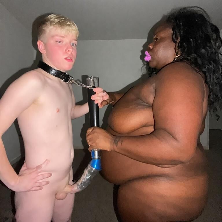 Jovens homens brancos se beijando com avós muito maduros