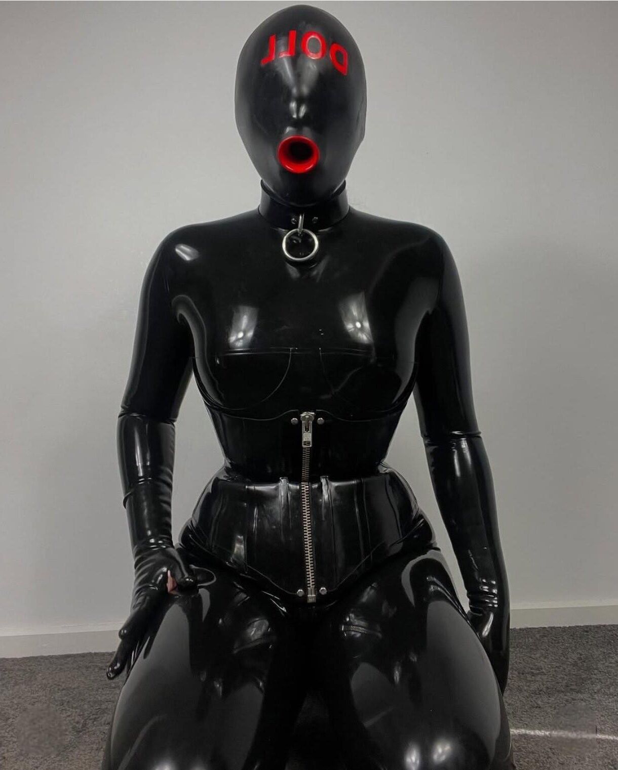 Sissy está em látex