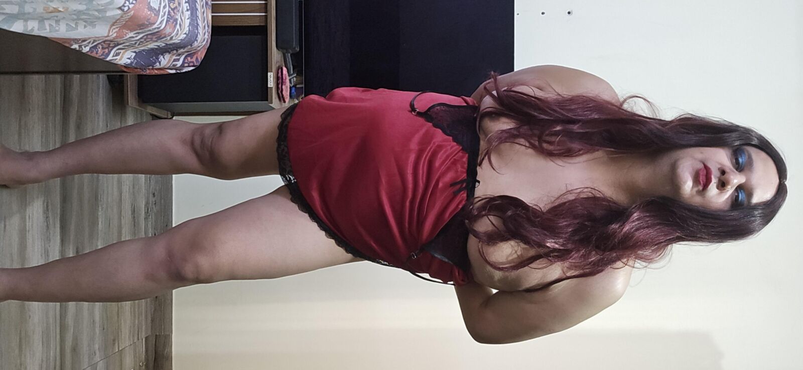 Shemale Monica M im roten Dessous -Set