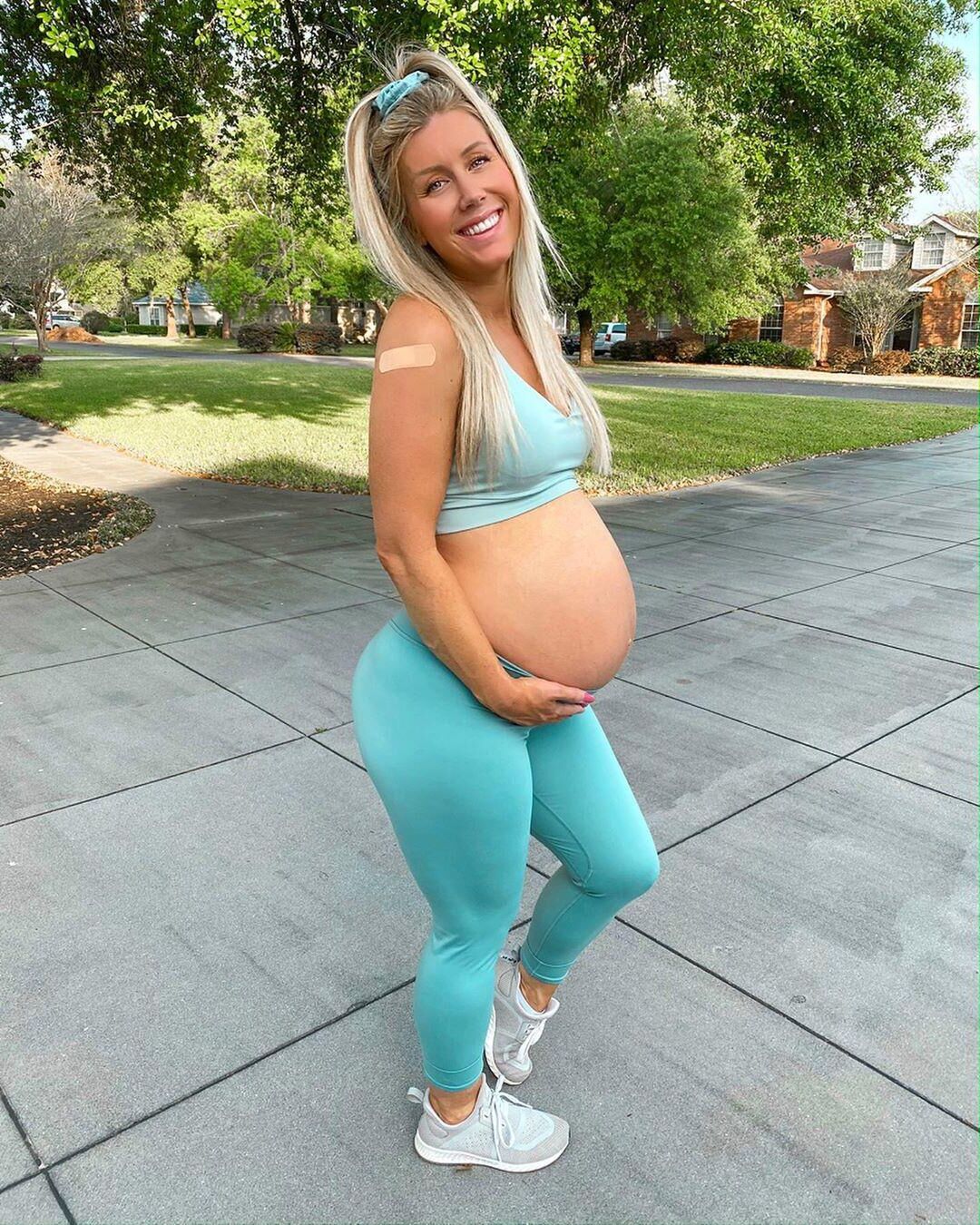 Loira grávida impressionante