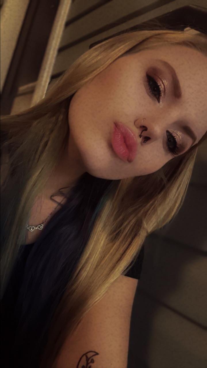 Amber is a slutty yo Snapchat seller