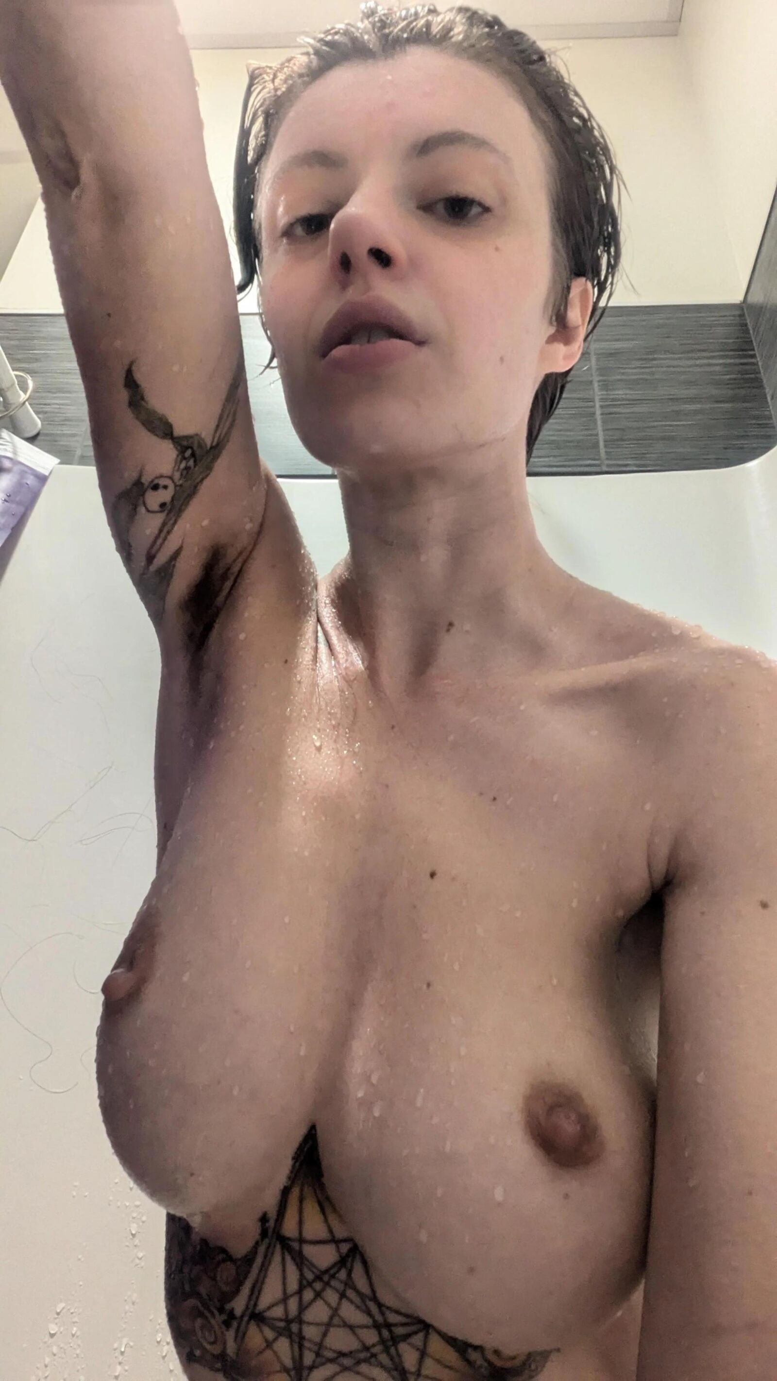 La Teufeuse Poilue a de bien beaux Nichons