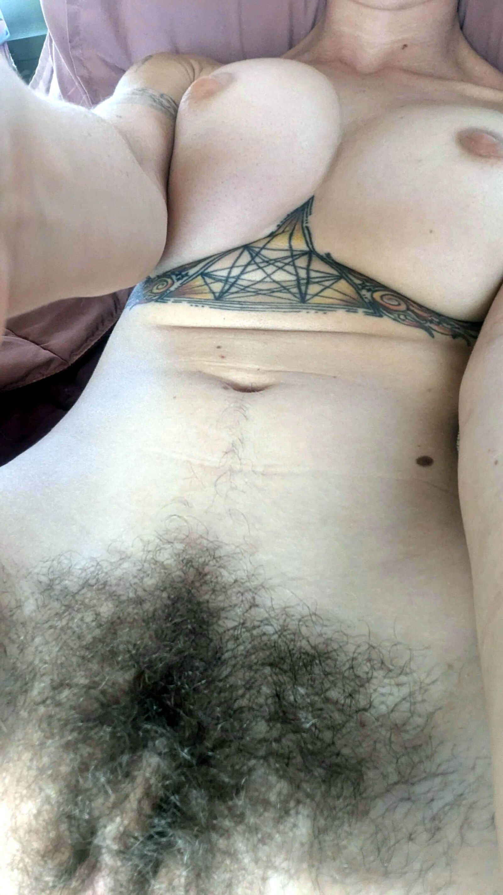 La Teufeuse Poilue a de bien beaux Nichons