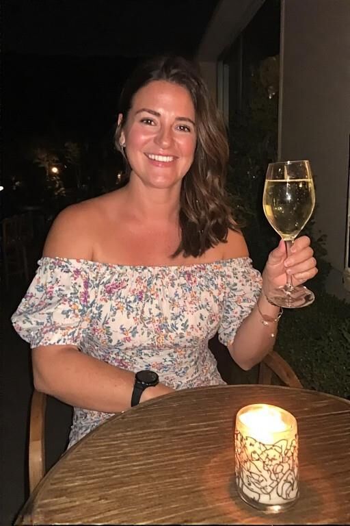 Femme et son vin