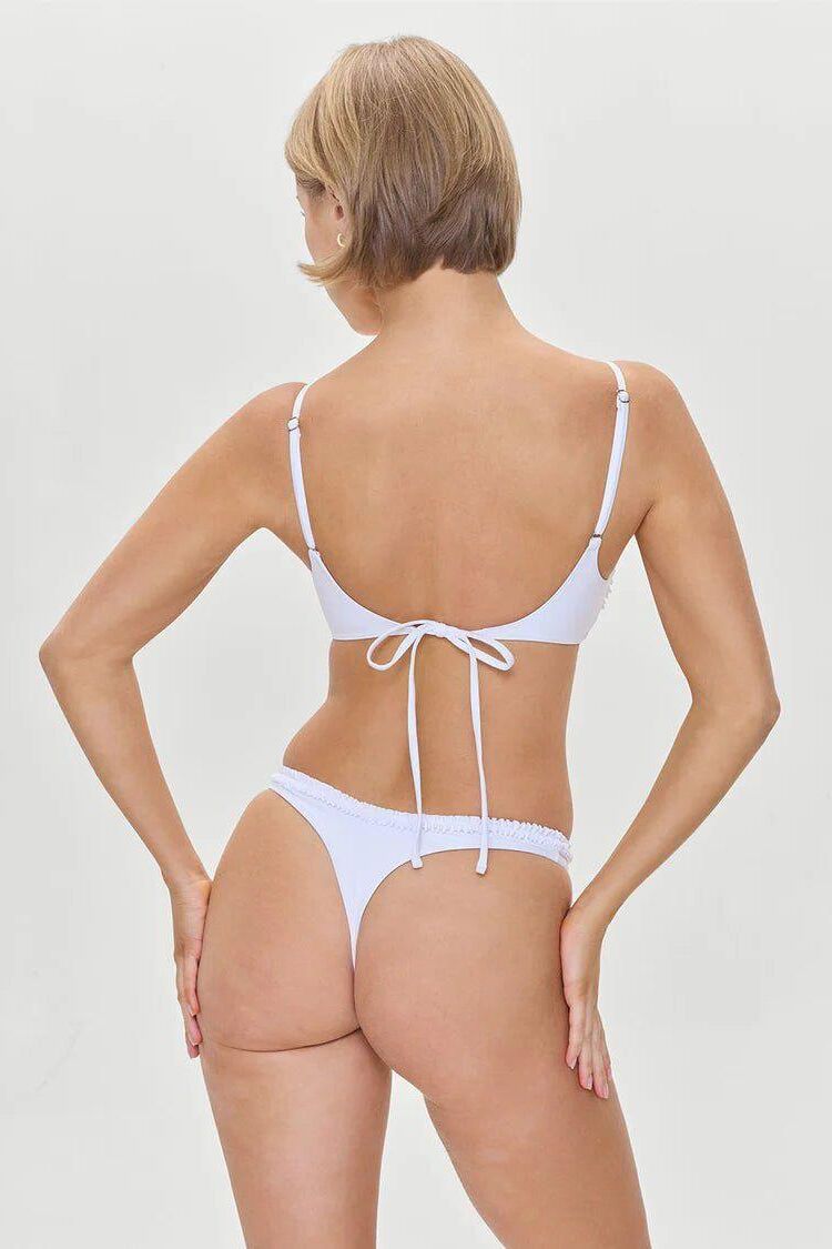 junges blondes Bikini -Modell